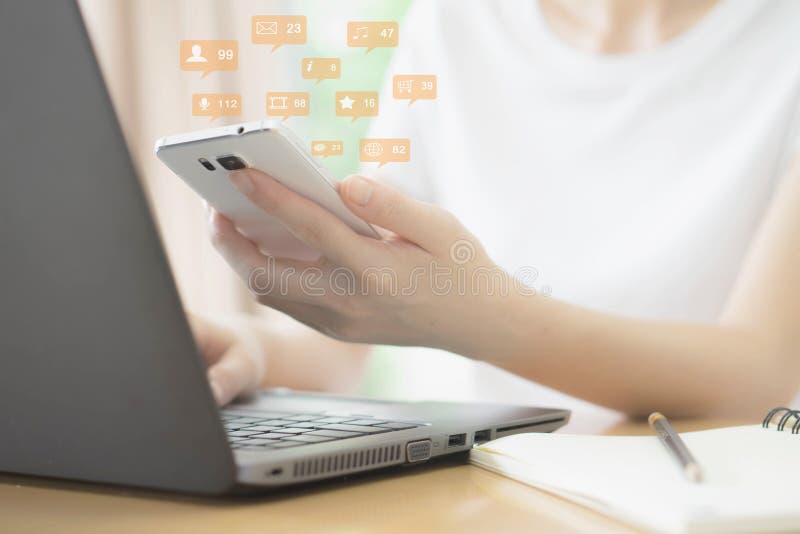 Vrouwenhanden die sociaal netwerk met mobiele, Sociale media en verbindingsmededeling gebruiken royalty-vrije stock afbeeldingen Vrouwenhanden die sociaal netwerk met mobiele, Sociale media en verbindingsmededeling gebruiken royalty-vrije stock afbeeldingen