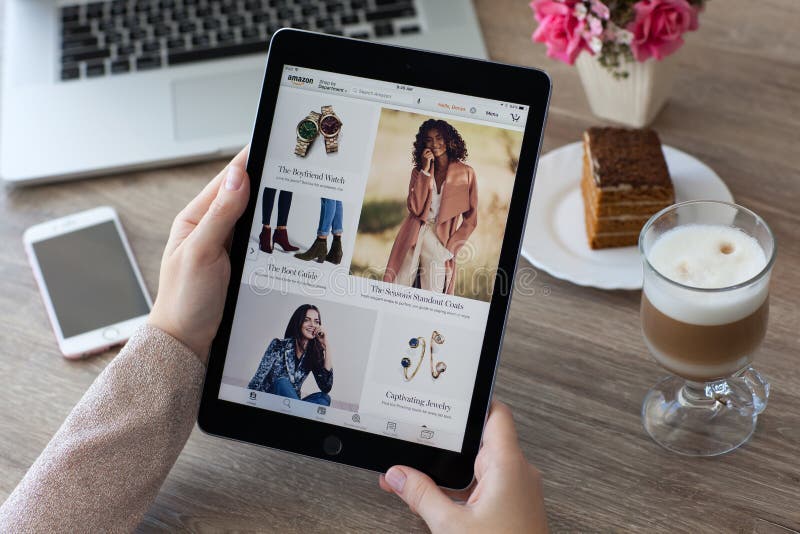 Vrouwenholding iPad Pro met de winkelende dienst Amazonië van Internet stock foto's Vrouwenholding iPad Pro met de winkelende dienst Amazonië van Internet stock foto's
