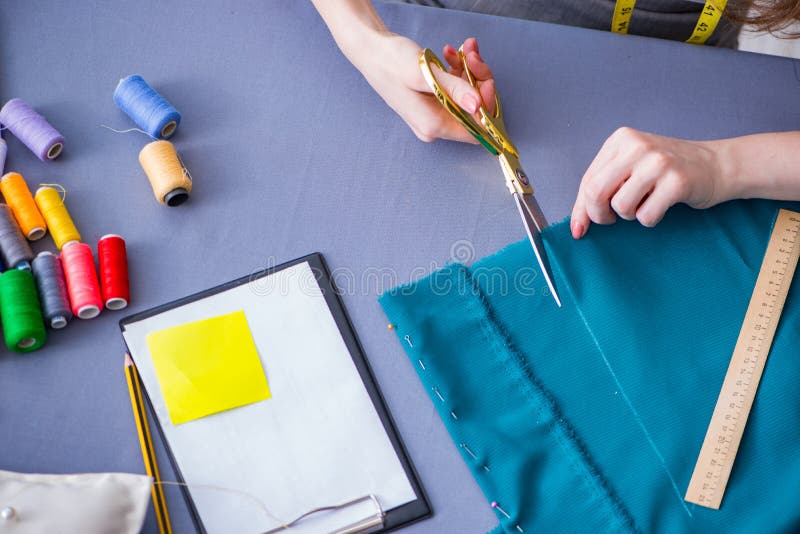 Vrouwenkleermaker die aan kleding het naaien het stikken werken metend FA stock foto Vrouwenkleermaker die aan kleding het naaien het stikken werken metend FA stock foto