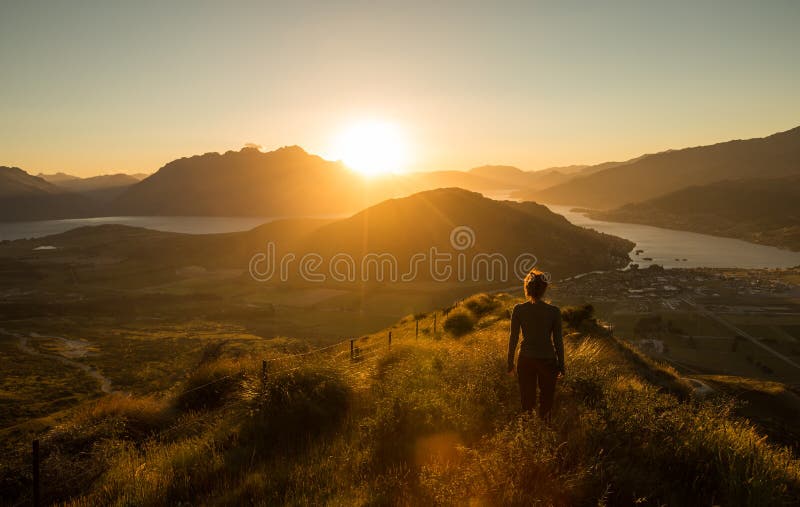 Vrouwensilhouet bij zonsondergang op de berg royalty-vrije stock fotografie Vrouwensilhouet bij zonsondergang op de berg royalty-vrije stock fotografie