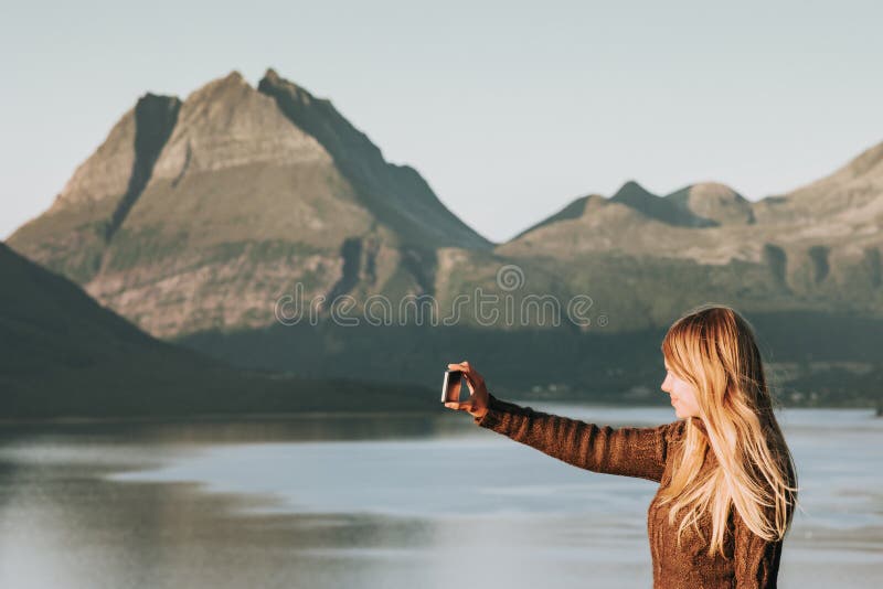 Vrouwentoerist die selfie door van het de Levensstijlconcept van de smartphonereis van het avonturenvakanties de zonsondergangber stock afbeeldingen Vrouwentoerist die selfie door van het de Levensstijlconcept van de smartphonereis van het avonturenvakanties de zonsondergangber stock afbeeldingen