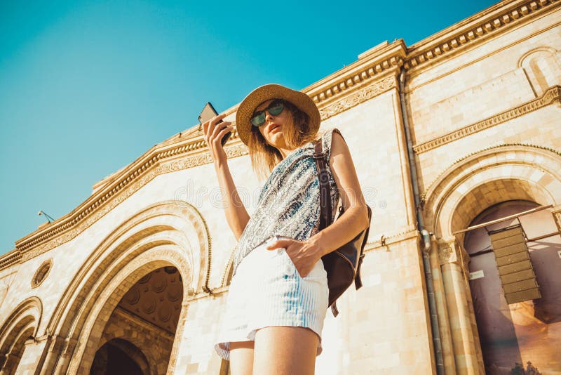 Vrouwentoerist in hoed met rugzak die gps navigatie op mobiele telefoon gebruiken De stijl van de de zomermanier Stadsreis Onderz royalty-vrije stock foto's Vrouwentoerist in hoed met rugzak die gps navigatie op mobiele telefoon gebruiken De stijl van de de zomermanier Stadsreis Onderz royalty-vrije stock foto's