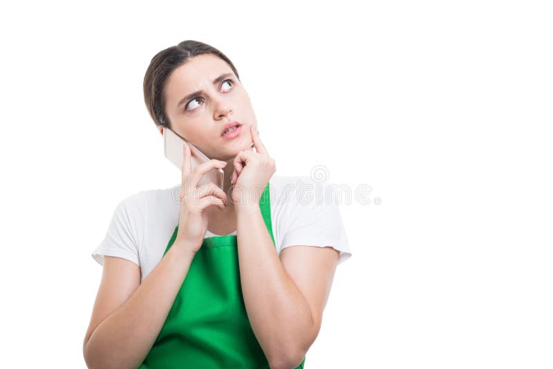Vrouwenverkoper die met schort bij iets denken royalty-vrije stock afbeelding Vrouwenverkoper die met schort bij iets denken royalty-vrije stock afbeelding