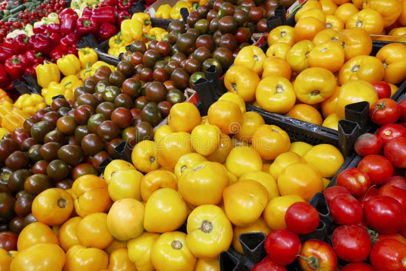 Vruchten in supermarkt Supermarkt met diverse kleurrijke verse groenten Tomaten, capsicum, komkommers stock foto Vruchten in supermarkt Supermarkt met diverse kleurrijke verse groenten Tomaten, capsicum, komkommers stock foto