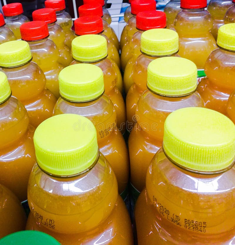 Vruchtensappen in plastic flessen vandaag worden zij gevonden overal van bars aan supermarkten in alle mogelijke smaken royalty-vrije stock fotografie Vruchtensappen in plastic flessen vandaag worden zij gevonden overal van bars aan supermarkten in alle mogelijke smaken royalty-vrije stock fotografie