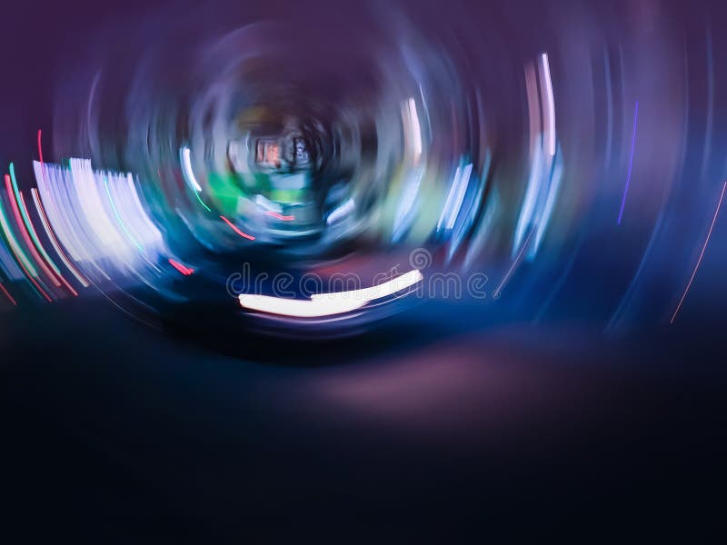 Vue abstraite floue de la ville et de la route avec des lumières de voitures la nuit. feux de circulation déconcentrés images stock Vue abstraite floue de la ville et de la route avec des lumières de voitures la nuit. feux de circulation déconcentrés images stock