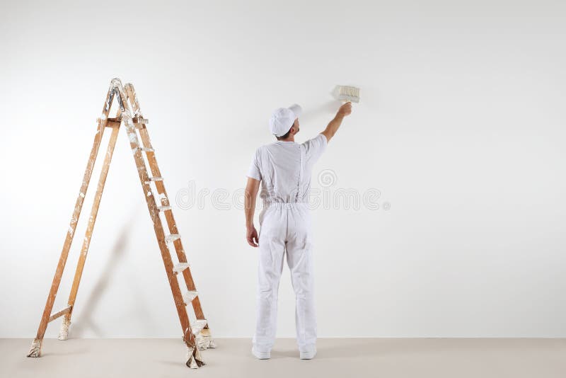 Peintre Homme Au Travail Avec Une Brosse À Peindre Un Mur Blanc. Banque  D'Images et Photos Libres De Droits. Image 47424120