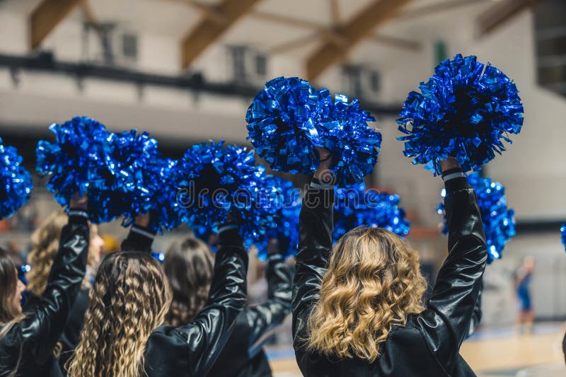 Vue Arrière De Cheerleaders Avec Vestes Noires Tenant Des Pompons Bleus Au  Jeu Image stock - Image du gens, majorette: 269590235