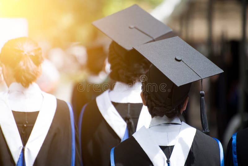 Tirer Sur Le Dos Des Jeunes Filles De Chapeaux De Graduation Pendant Le  Début Photo stock - Image du degré, université: 146031372