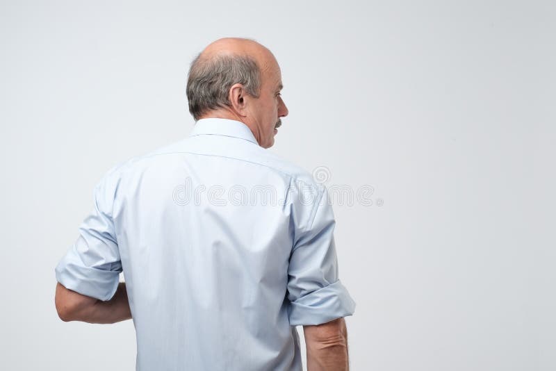 Vue arrière d'homme caucasiant chauve supérieur dans la chemise occasionnelle images libres de droits Vue arrière d'homme caucasiant chauve supérieur dans la chemise occasionnelle images libres de droits