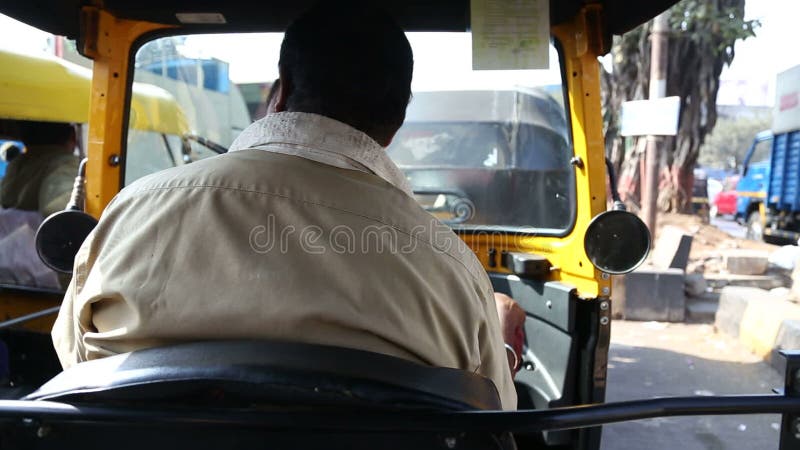 Vue arrière d'un conducteur indien local de pousse-pousse dans Mumbai clips vidéos