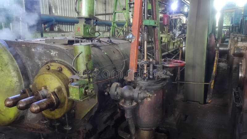Vue arrière d'un moteur à vapeur vintage dans une sucrerie banque de vidéos