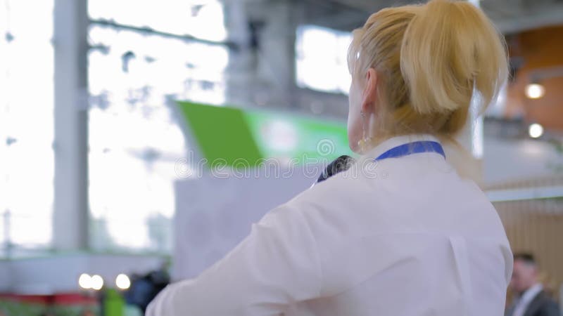 Vue arrière d'une femme conférencière parlant à l'audience et main en mouvement à la conférence banque de vidéos