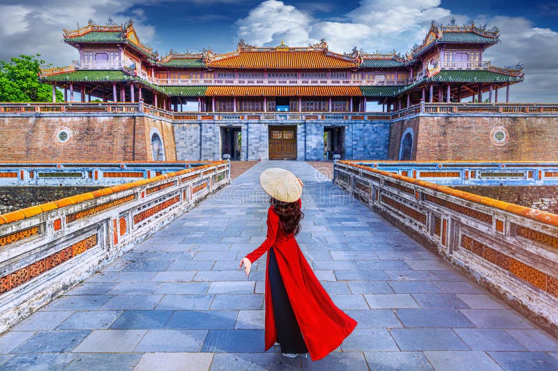 Vue arrière d'une jeune femme portant ao dai debout devant une vue magnifique du ldquo meridian gate hue ldquo au vietnam photographie stock libre de droits