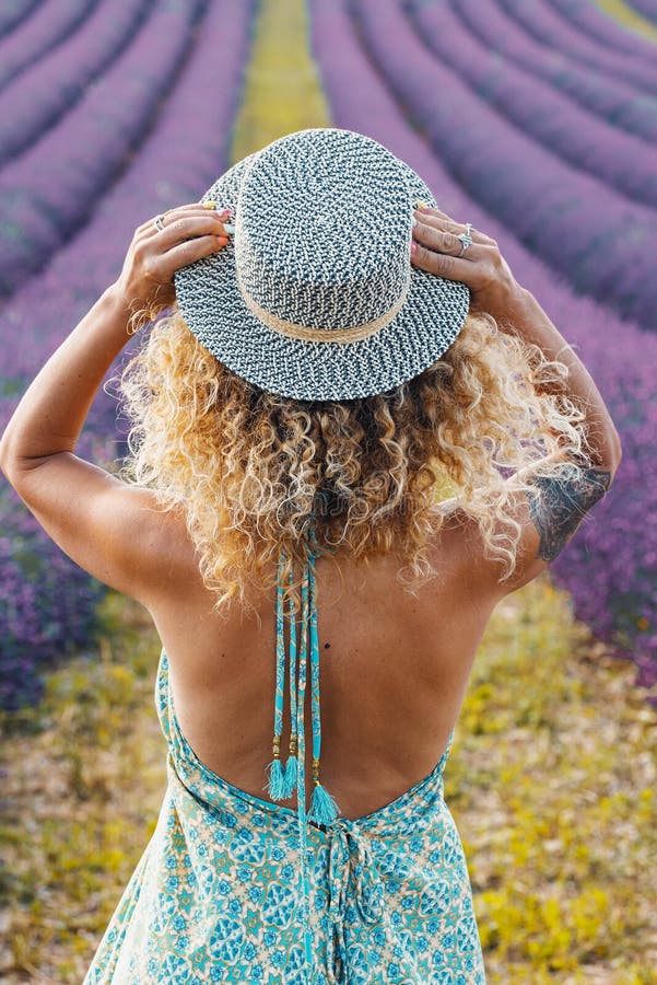 Vue arrière d'une jolie touriste femme contre un champ de lavande violette en europe voyage destination. parfum de fleurs et photographie stock libre de droits