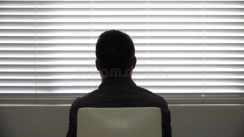 Vue arrière d'une silhouette de personne anonyme assise sur une chaise pour une entrevue banque de vidéos