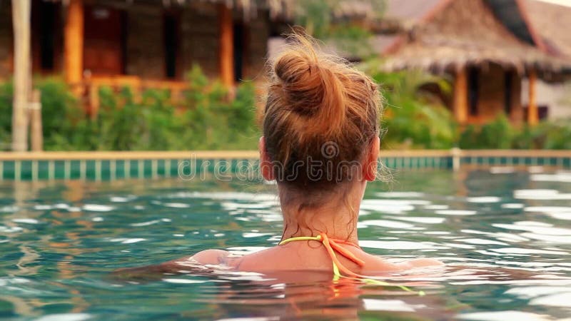 Vue arrière de femme dans la piscine clips vidéos