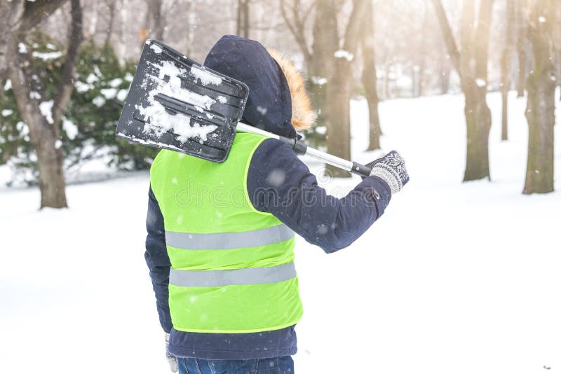 Vue arrière de l'homme avec la scène d'hiver de pelle images libres de droits Vue arrière de l'homme avec la scène d'hiver de pelle images libres de droits