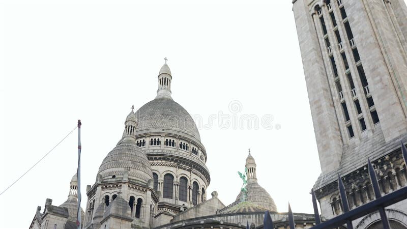 Vue arrière de la basilique du Sacré-Coeur derrière la clôture en fer à Paris banque de vidéos
