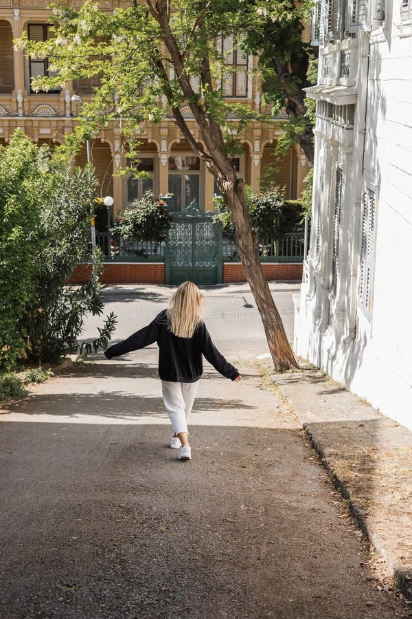 Vue arrière de la jeune femme blonde images stock