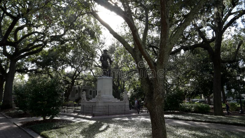 Vue arrière de la statue de James oglethorpe sur la place dans la savane chippawa banque de vidéos