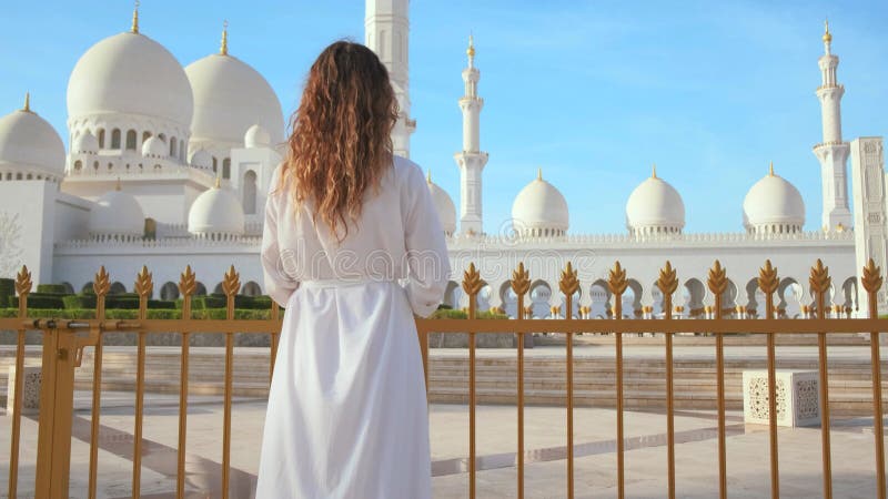Vue arrière femme aspect touristique l'architecture arabe bénéficie point de repère Abu Dhabi 4k banque de vidéos