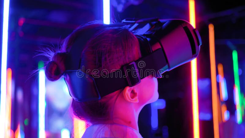 Vue arrière : femme utilisant le casque de réalité virtuelle à l'exposition interactive vr banque de vidéos