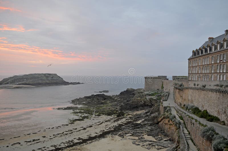 Vue au coucher du soleil du mur de la vieille ville avec des b?timents de granit de Saint Malo en Bretagne, France photos stock Vue au coucher du soleil du mur de la vieille ville avec des b?timents de granit de Saint Malo en Bretagne, France photos stock