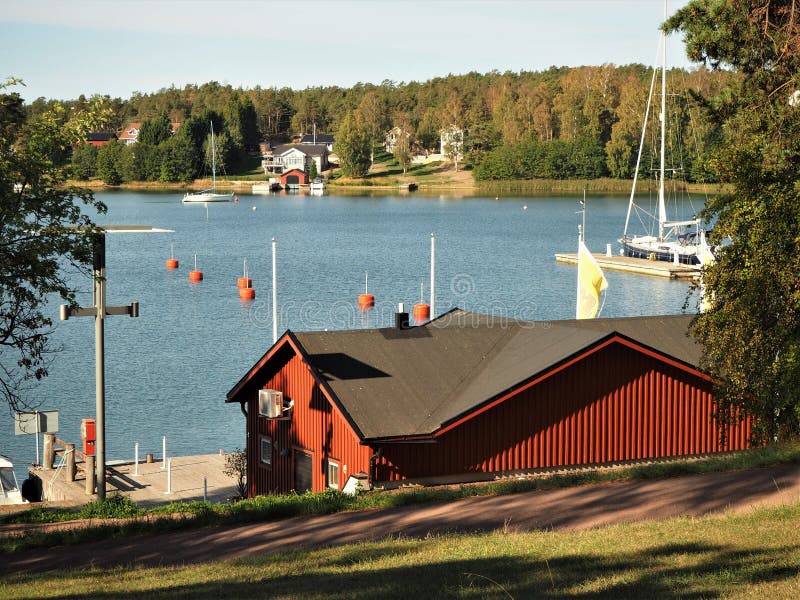 Vue au-dessus d'un canal de mer baltique chez Mariehamn, Aland photos libres de droits Vue au-dessus d'un canal de mer baltique chez Mariehamn, Aland photos libres de droits