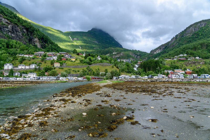 Vue au-dessus de la ville et du camping dans Geiranger photographie stock Vue au-dessus de la ville et du camping dans Geiranger photographie stock