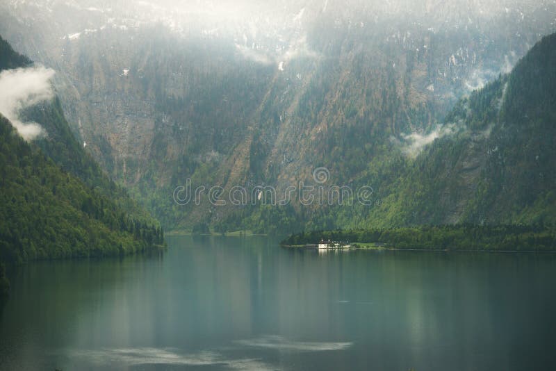 Vue au-dessus de lac brumeux Konigssee en Bavière photo libre de droits Vue au-dessus de lac brumeux Konigssee en Bavière photo libre de droits