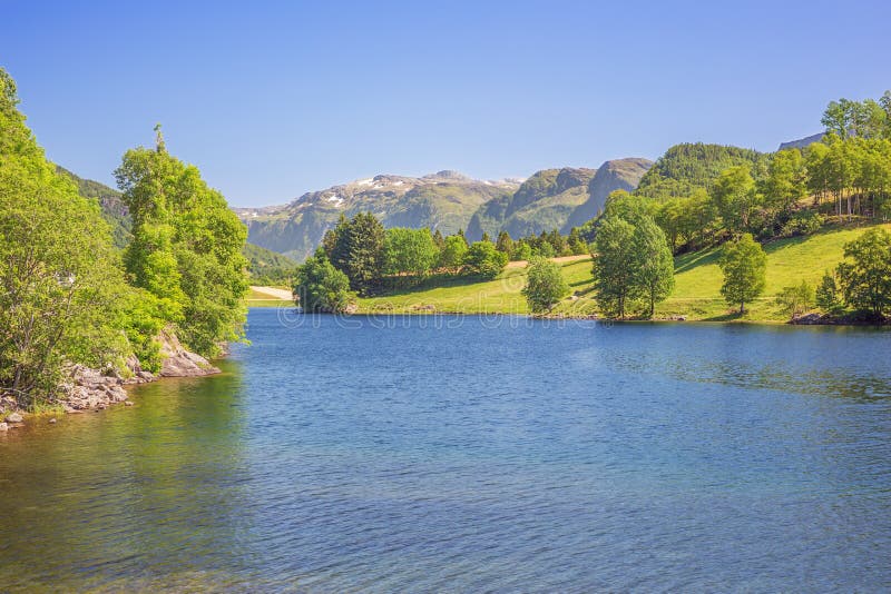 Vue au-dessus de lac Stordal près d'Utne image stock Vue au-dessus de lac Stordal près d'Utne image stock
