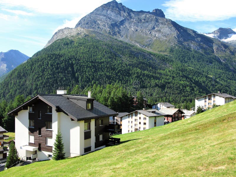 Vue au-dessus des chalets aux montagnes dans des honoraires de Saas, Suisse image stock Vue au-dessus des chalets aux montagnes dans des honoraires de Saas, Suisse image stock