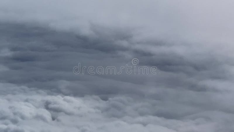 Vue au-dessus des nuages présentant une mer texturée de formations blanches avec des couches de motifs de billes doux une moody clips vidéos