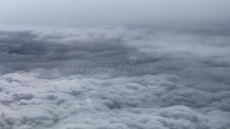 Vue au-dessus des nuages présentant une mer texturée de formations blanches avec des couches de motifs de billes doux une moody clips vidéos