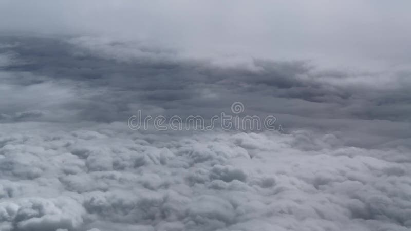 Vue au-dessus des nuages présentant une mer texturée de formations blanches avec des couches de motifs de billes doux une moody banque de vidéos