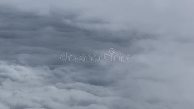 Vue au-dessus des nuages présentant une mer texturée de formations blanches avec des couches de motifs de billes doux une moody banque de vidéos
