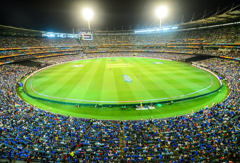 Vue au sol de magnétocardiogramme de cricket de Melbourne de support sous des projecteurs