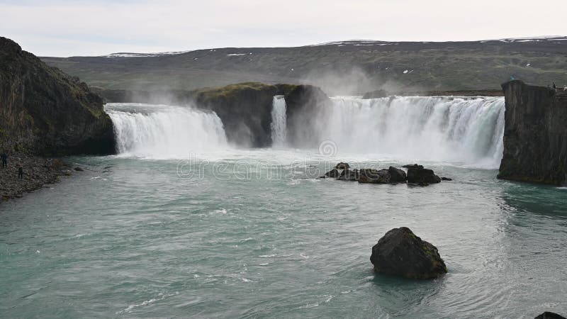 Vue avant statique de la cascade de godafoss en islande banque de vidéos