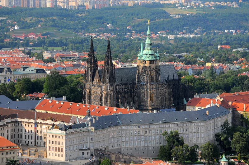 Vue aérienne au-dessus du château et du St Vitus Cathedral à Prague image libre de droits Vue aérienne au-dessus du château et du St Vitus Cathedral à Prague image libre de droits