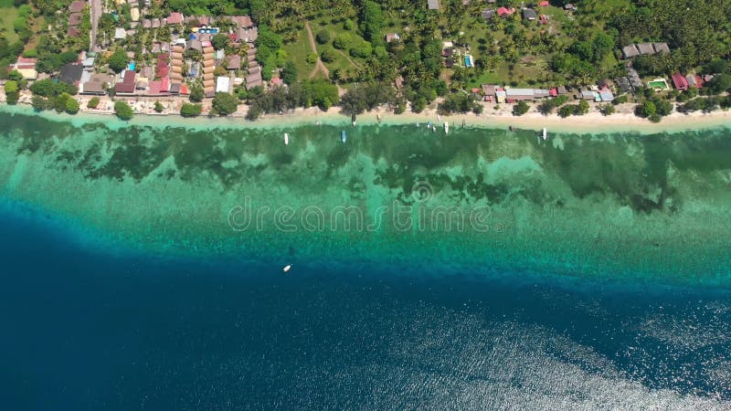 Vue aérienne avec le tir du drone de l'île et gili ocean. Île d'air de soneva banque de vidéos