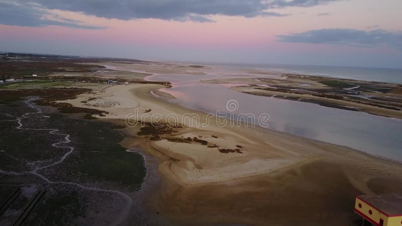 Vue aérienne belle Ria Formosa au coucher du soleil dans Fuseta, Algarve, Portugal