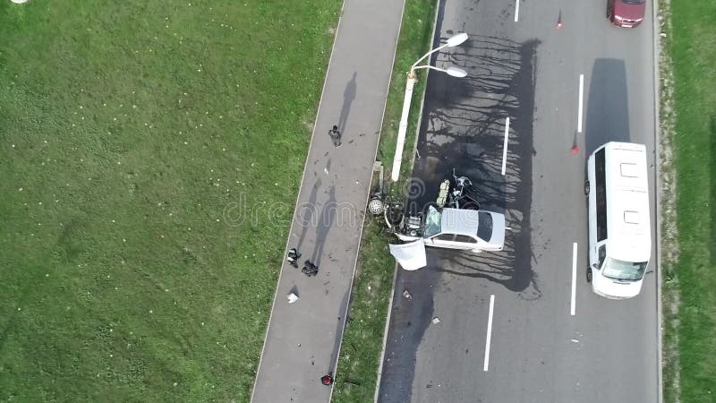 Vue aérienne d'accident statique d'Avto de la voiture volée en flammes à proximité de la route banque de vidéos