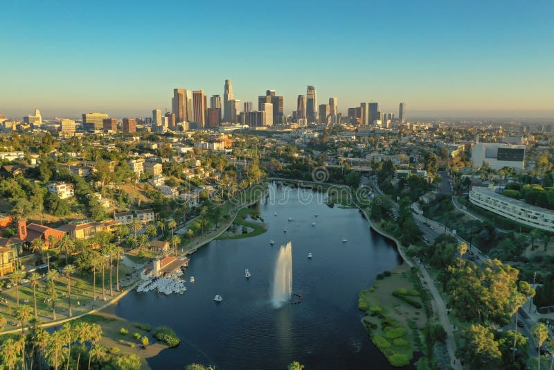 Vue aérienne d'Echo Park et du centre-ville de Los Angeles pendant l'heure d'or photos libres de droits Vue aérienne d'Echo Park et du centre-ville de Los Angeles pendant l'heure d'or photos libres de droits