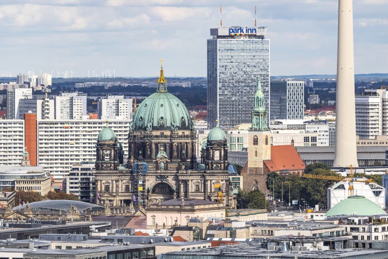 Vue aérienne d'horizon de Berlin avec la tour célèbre de TV et les DOM berlinois, Allemagne photographie stock Vue aérienne d'horizon de Berlin avec la tour célèbre de TV et les DOM berlinois, Allemagne photographie stock
