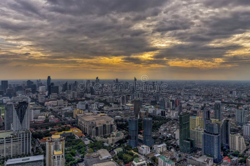 Vue aérienne d'horizon et de gratte-ciel de Bangkok avec les traînées légères au coucher du soleil images stock Vue aérienne d'horizon et de gratte-ciel de Bangkok avec les traînées légères au coucher du soleil images stock