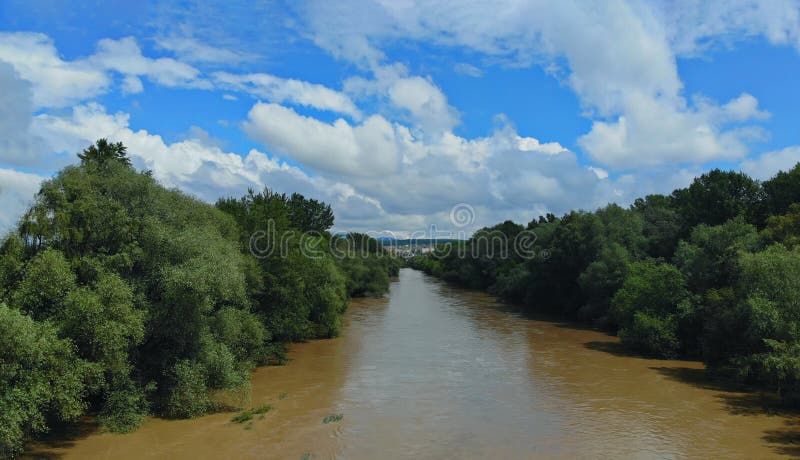 Vue aérienne d'inondation en rivière due à la forte pluie photos libres de droits Vue aérienne d'inondation en rivière due à la forte pluie photos libres de droits