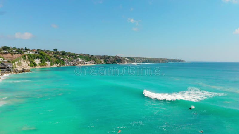 Vue aérienne d'océan de turquoise avec des vagues dans Bali Île tropicale clips vidéos