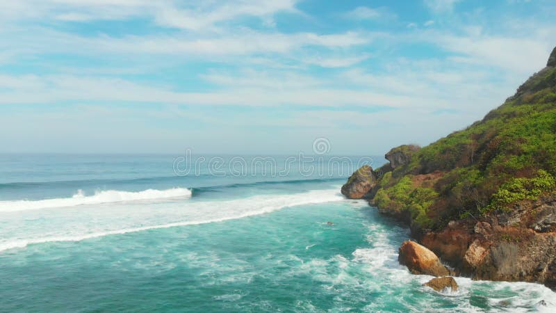 Vue aérienne d'océan rocheux de cap et de turquoise avec des vagues clips vidéos