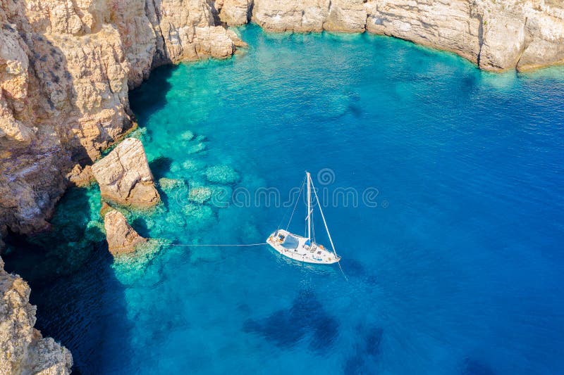 Vue aérienne d'un bateau à voile en mer Égée, Grèce photos libres de droits
